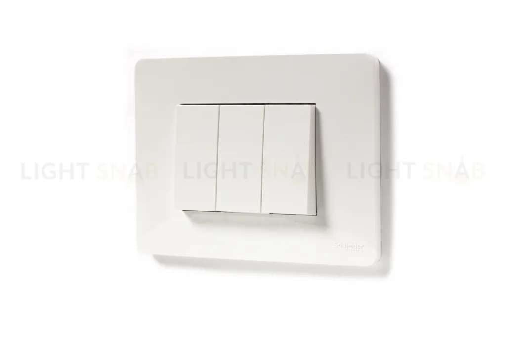 Выключатель 3-х клавишный перекрестный (из 3-х мест) 10А/250 В~ Schneider Unica New, белый NU310518+NU310518+NU310518 NU310518