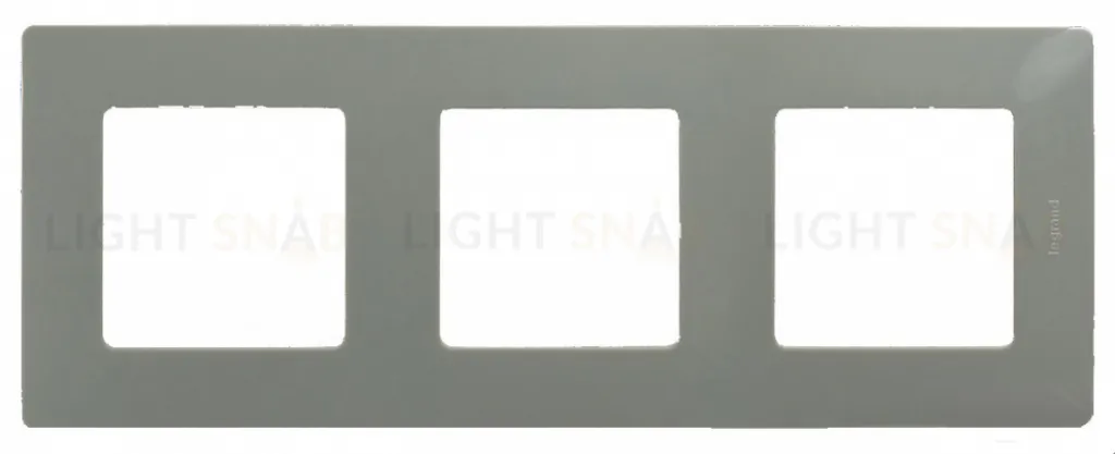 Трехместная рамка Legrand Etika светлая галька 672523 672523