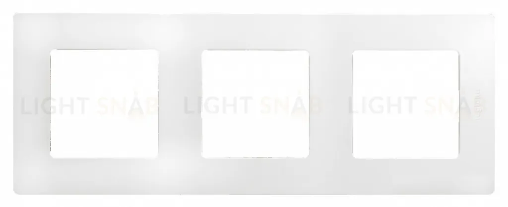 Трехместная рамка Legrand Etika белая 672503 672503