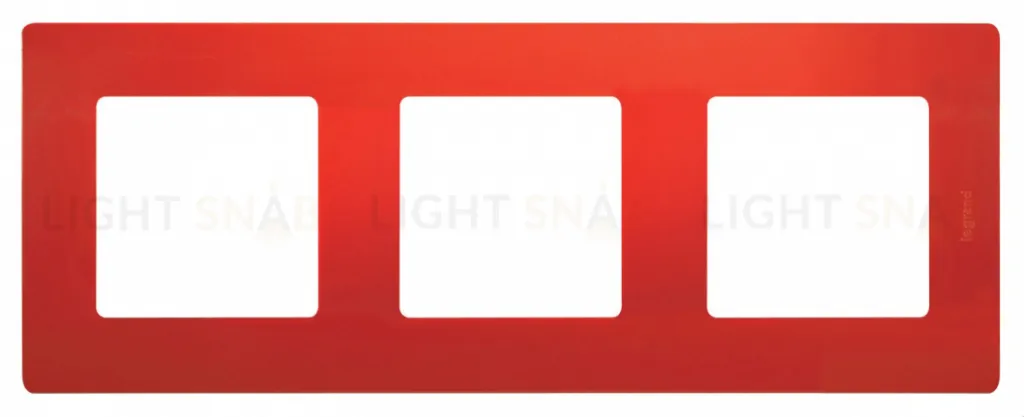 Трехместная рамка Legrand Etika красная 672533 672533