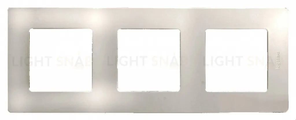 Трехместная рамка Legrand Etika слоновая кость 672513 672513