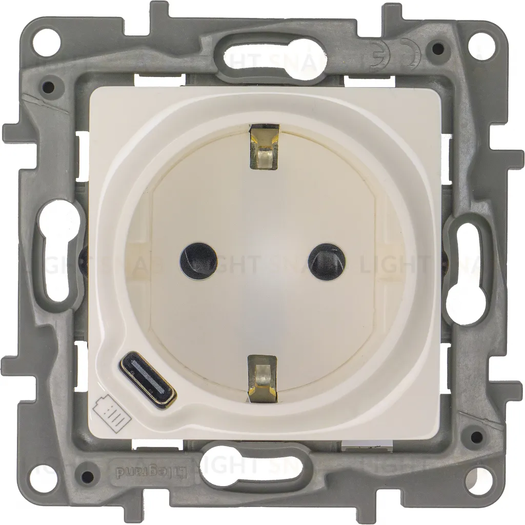 Розетка электрическая со шторками, с заземлением и USB тип С 1500мА/7,5Вт, Legrand Etika белый 672288 672288