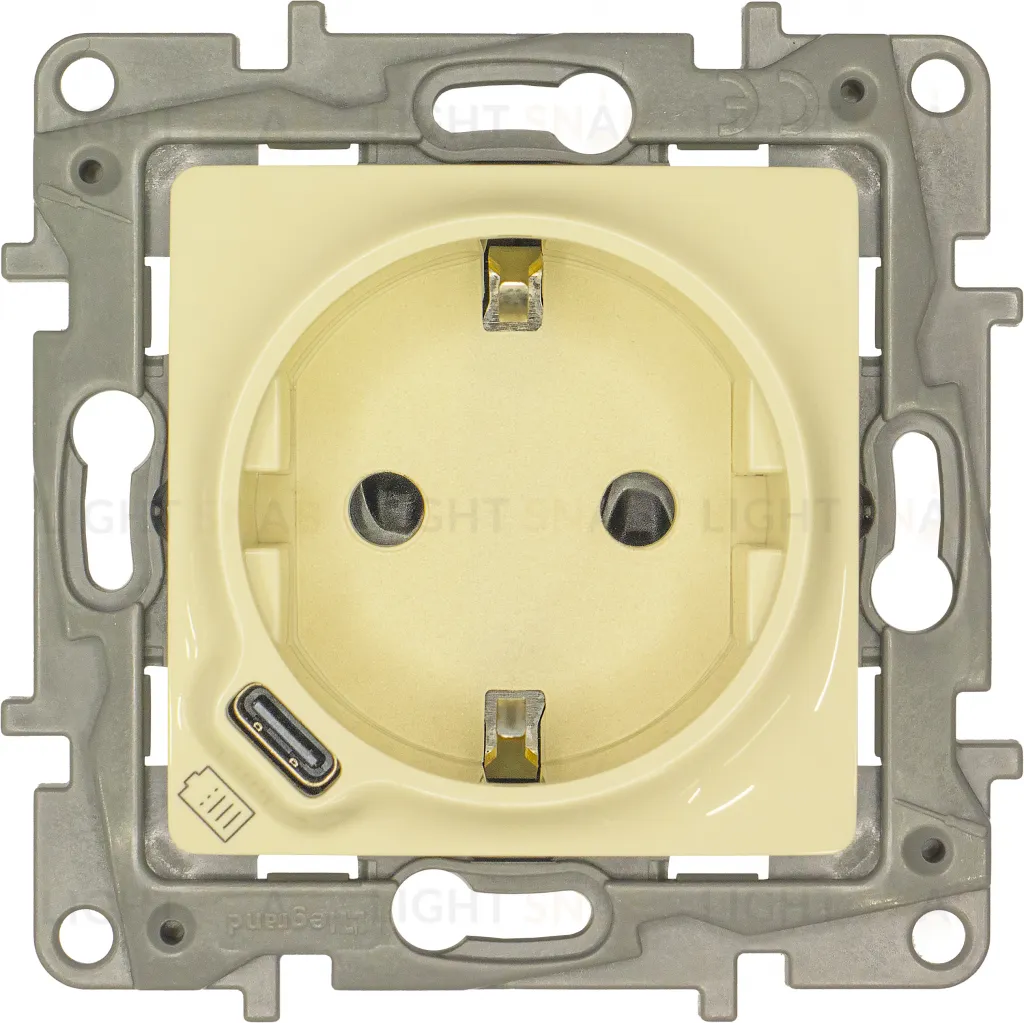 Розетка электрическая со шторками, с заземлением и USB тип С 1500мА/7,5Вт, Legrand Etika слоновая кость 672388 672388
