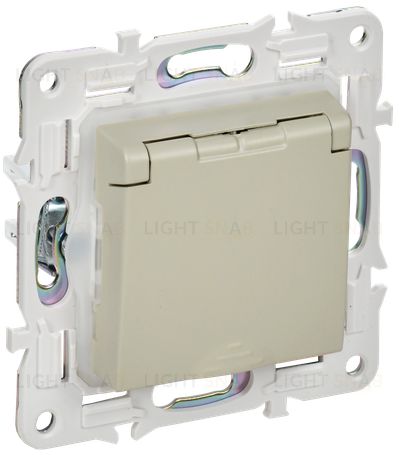 Розетка 1-местная с заземлением с защитными шторками и крышкой 16А IP44 IEK Skandy бежевый SK-R16-16-44-K10 SK-R16-16-44-K10
