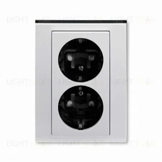 Розетка двойная с рамкой с заземлением и шторками ABB Levit, серебро-дымчатый чёрный 2CHH223457C6070 2CHH223457C6070