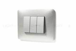 Выключатель 3-х клавишный перекрестный (из 3-х мест) 10А/250 В~ Schneider Unica New, алюминий NU310530+NU310530+NU310530 NU310530