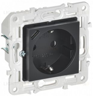 Розетка с заземлением с защитными шторками 16А с USB C 18Вт 16А IEK Skandy черный SK-R14-16-U14-018-K02 SK-R14-16-U14-018-K02