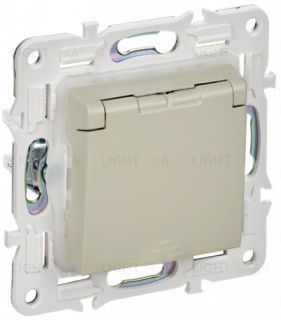 Розетка 1-местная с заземлением с защитными шторками и крышкой 16А IP44 IEK Skandy бежевый SK-R16-16-44-K10 SK-R16-16-44-K10