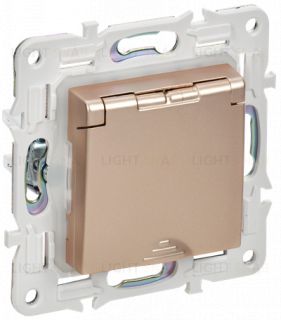 Розетка 1-местная с заземлением с защитными шторками и крышкой 16А IP44 IEK Skandy песочный SK-R16-16-44-K98 SK-R16-16-44-K98
