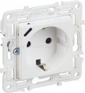Розетка с заземлением с защитными шторками 16А с USB-C 18Вт IEK Skandy арктический белый SK-R14-16-U14-018-K01 SK-R14-16-U14-018-K01