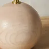 Настольная лампа с основанием из дерева 