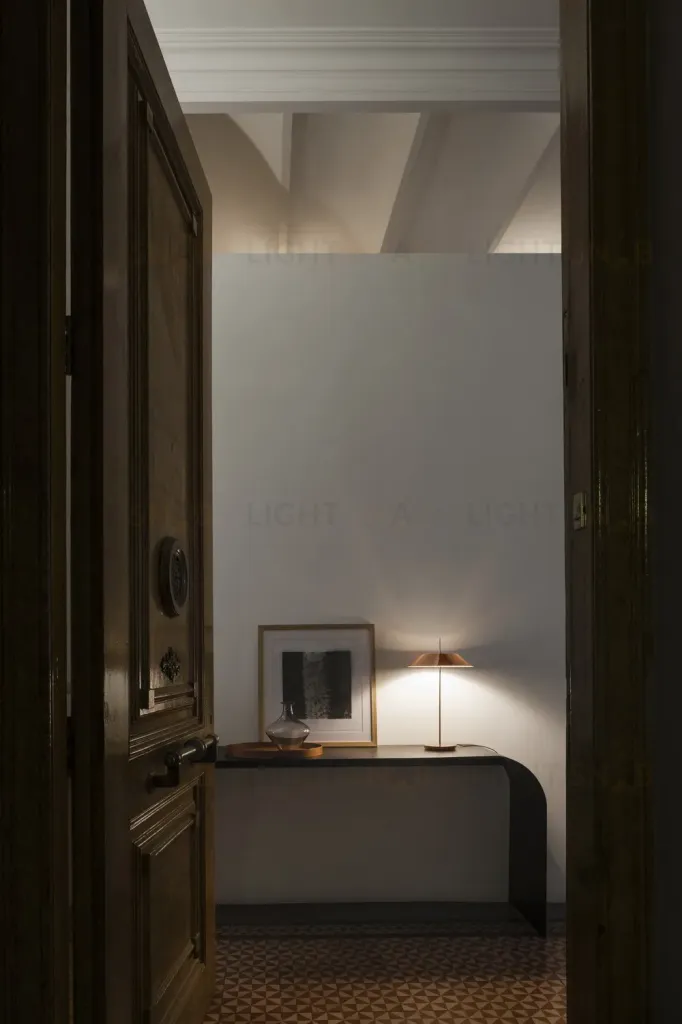 Настольный светильник Mayfair by Vibia 5500-08