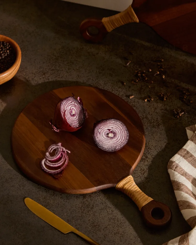 Sardis маленькая круглая сервировочная доска FSC 100% акация и ротанг 192223