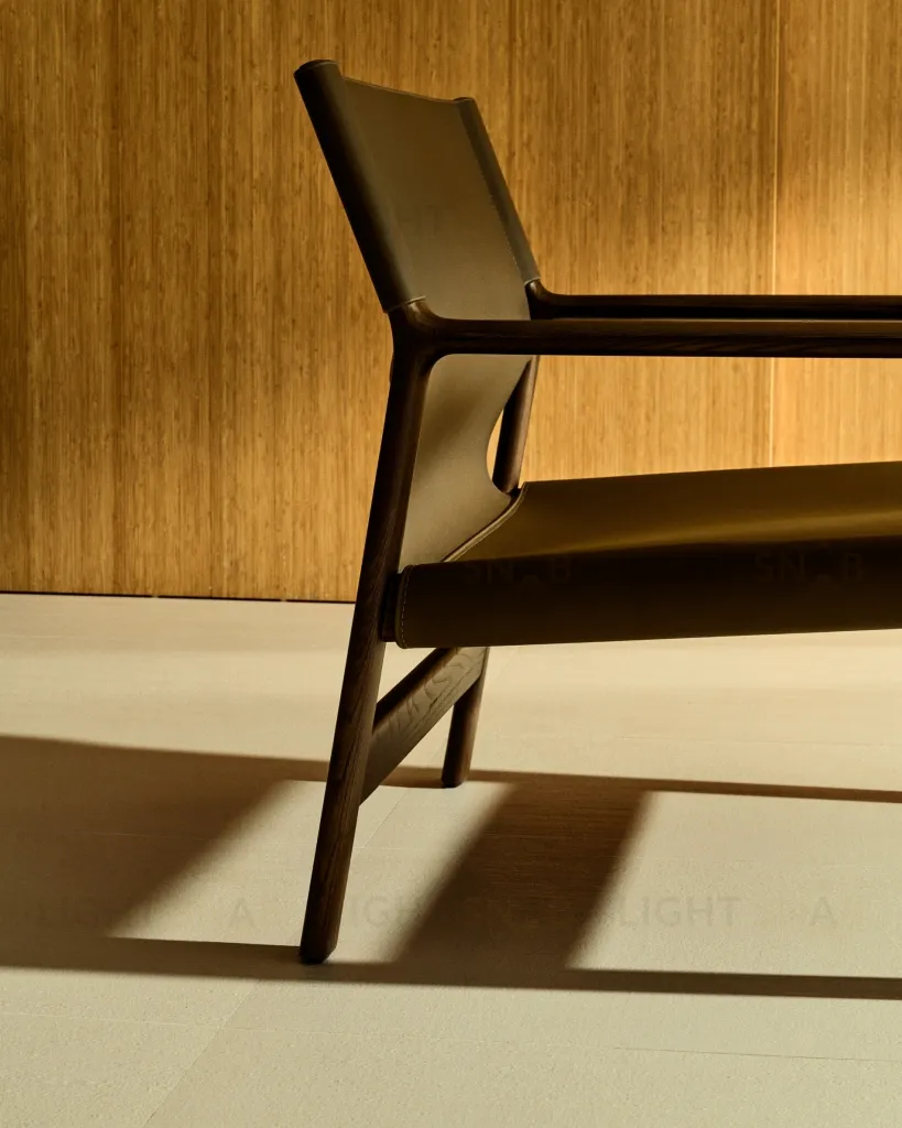 Кресло Jan из переработанной кожи темно-коричневого цвета и ясеня в ореховом цвете 301332