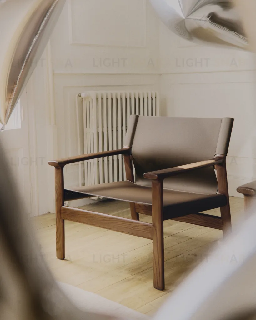 Кресло Jan из переработанной кожи темно-коричневого цвета и ясеня в ореховом цвете 301332