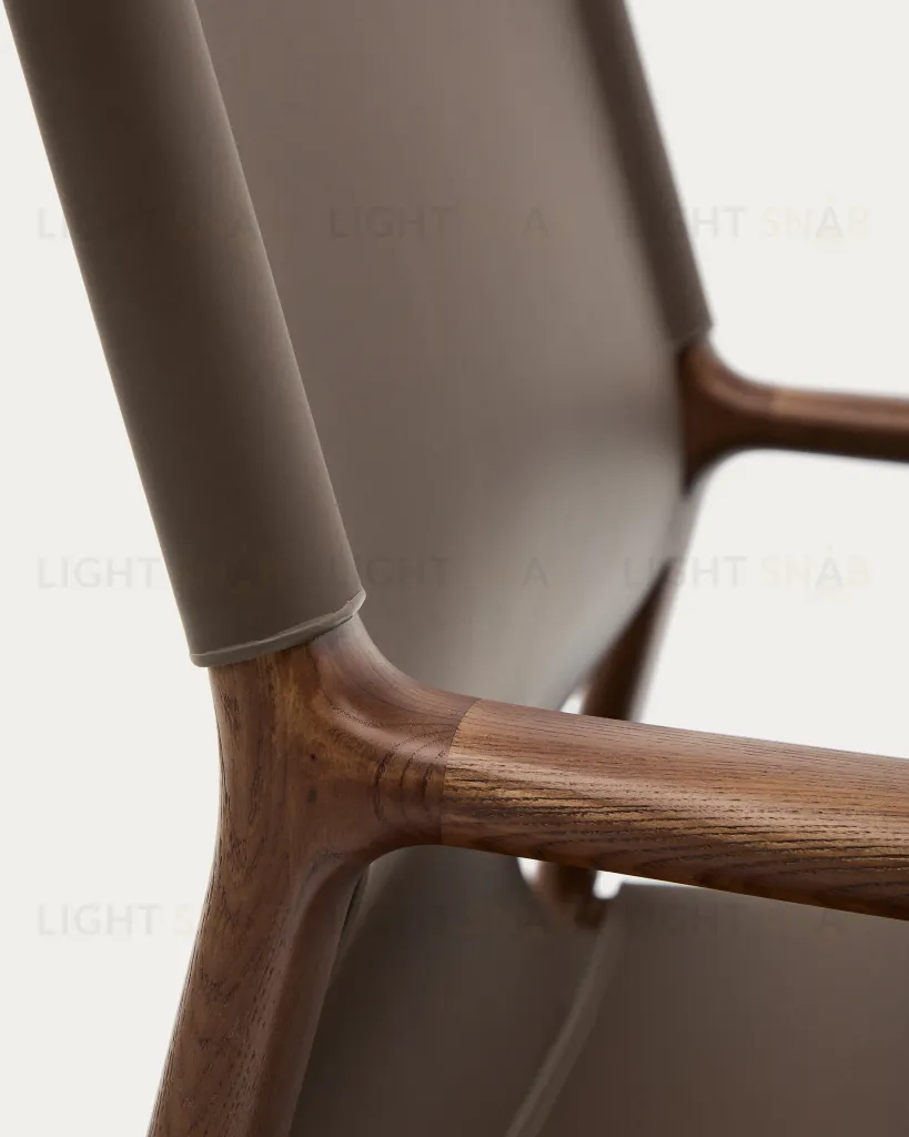 Кресло Jan из переработанной кожи темно-коричневого цвета и ясеня в ореховом цвете 301332