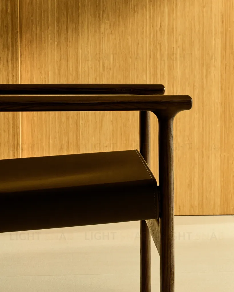 Кресло Jan из переработанной кожи темно-коричневого цвета и ясеня в ореховом цвете 301332