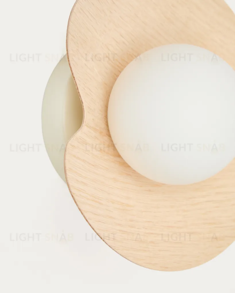 Настенный светильник Wilara из дуба с шаром из дымчатого стекла 262137