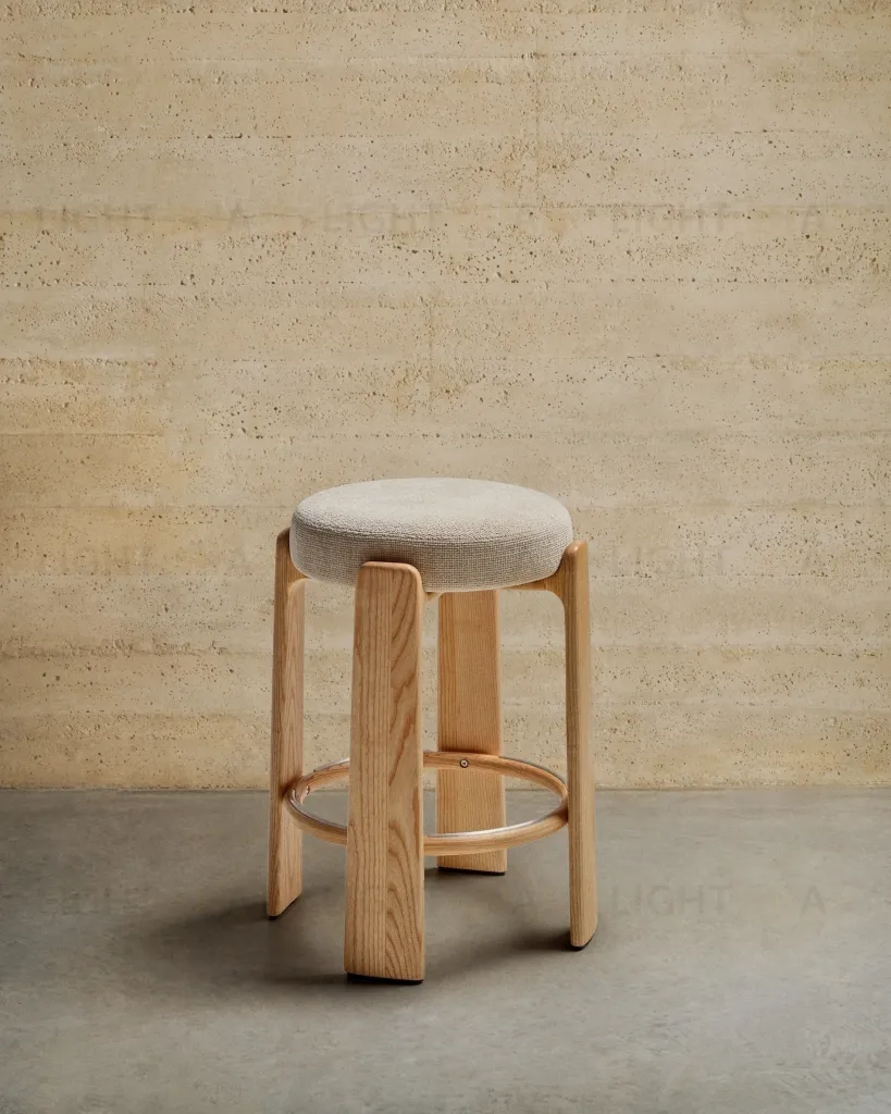 Granite Полубарный табурет из бежевого шенилла и массива ясеня в натуральной отделке 65 см 420259