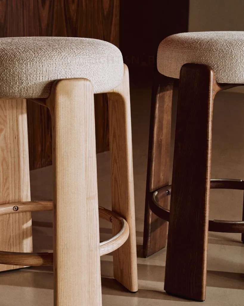 Granite Полубарный табурет из бежевого шенилла и массива ясеня в натуральной отделке 65 см 420259