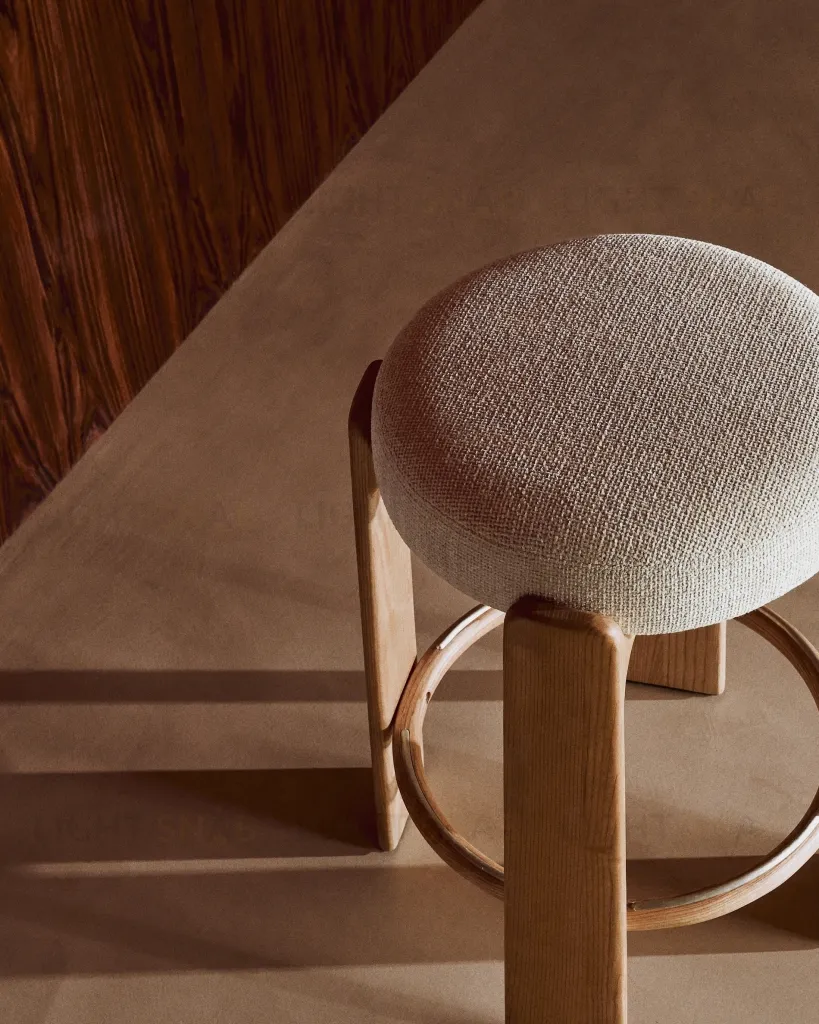 Granite Полубарный табурет из бежевого шенилла и массива ясеня в натуральной отделке 65 см 420259