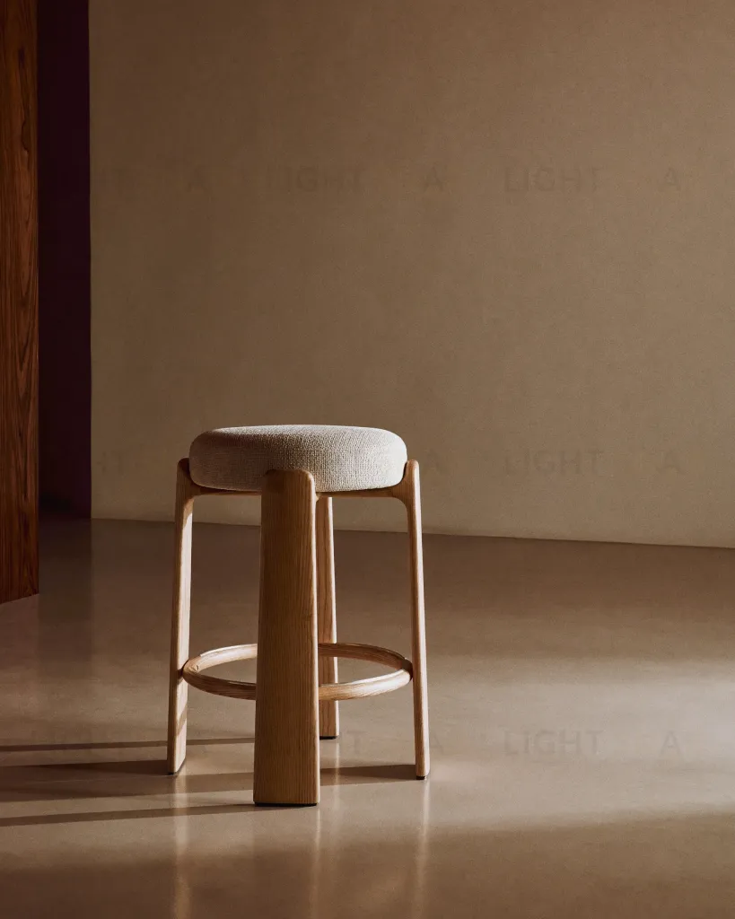 Granite Полубарный табурет из бежевого шенилла и массива ясеня в натуральной отделке 65 см 420259