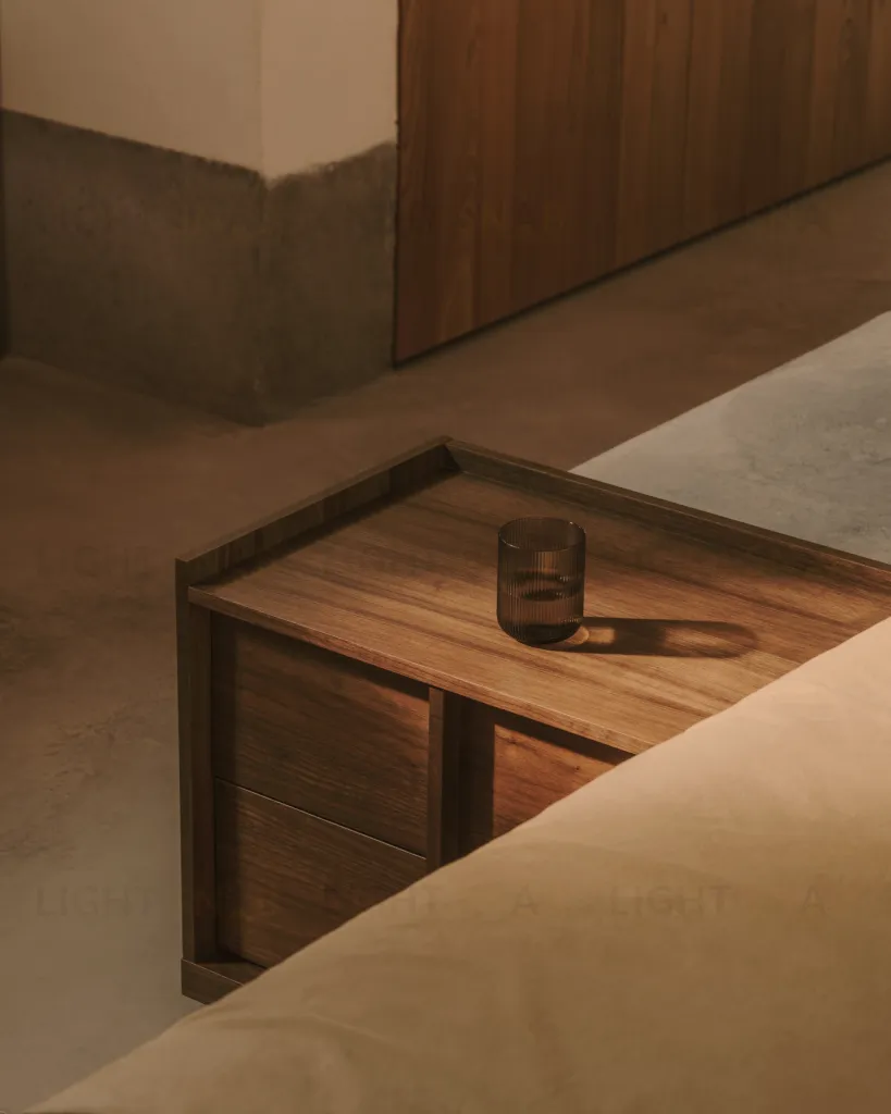 Прикроватная тумбочка Onix 2 ящика шпон ореха в темной отделке 60 x 59 см 205362