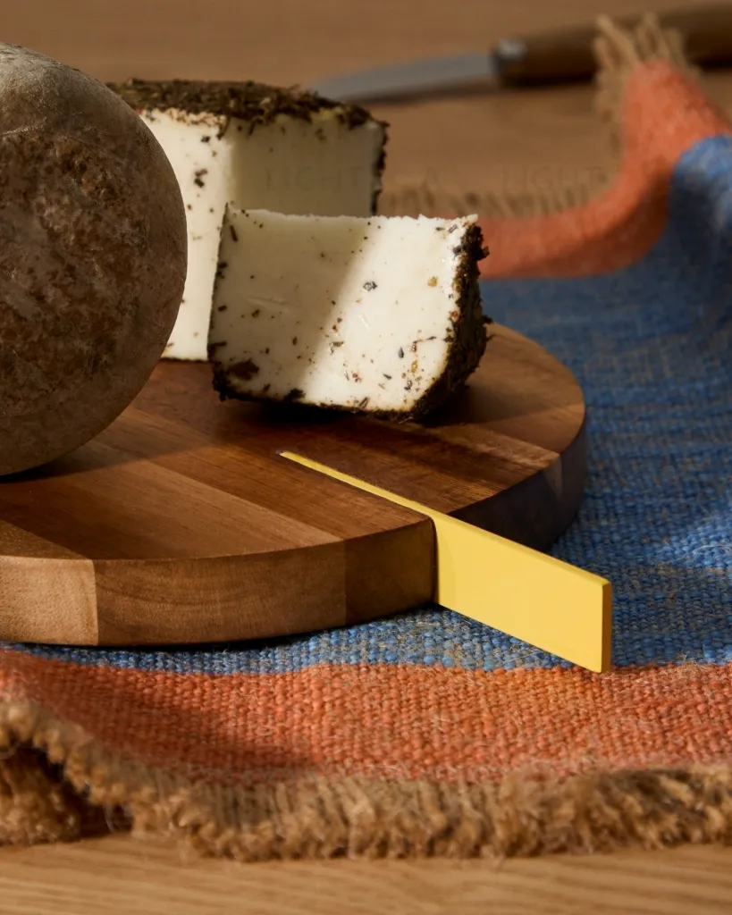 Zairin Сервировочная доска из 100% акации с ручкой из желтого металла 254247