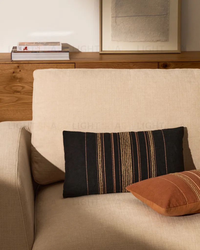 Чехол для подушки Sairu из льна черного цвета с бежевой вышивкой 30 x 50 см 262055