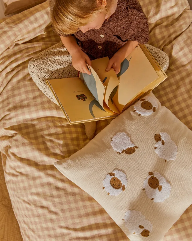 Чехол для подушки Milu из бежевого хлопка с вышивкой с овцами 45 x 45 см 210386