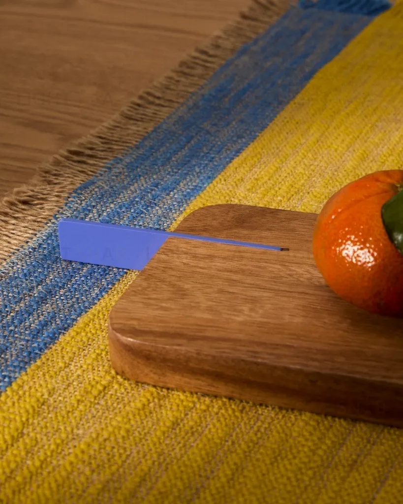 Сервировочная доска Zairin из акации с ручкой из лилового металла 254249