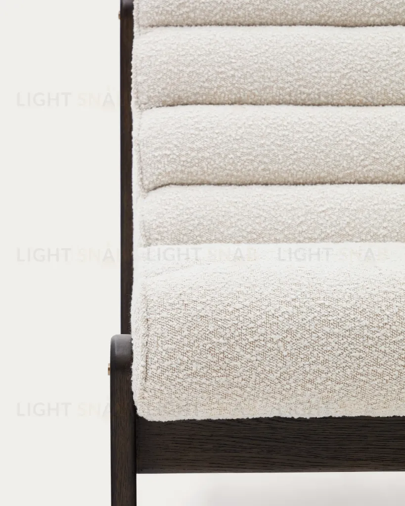 Magira Кресло из белой ткани букле и массива дуба с темной отделкой 178174