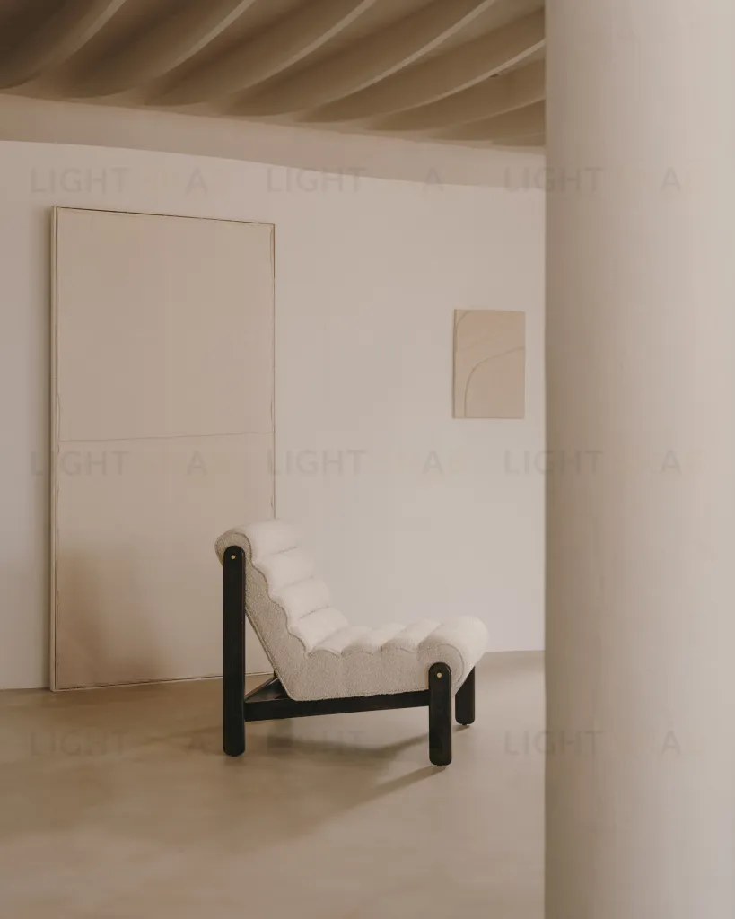 Magira Кресло из белой ткани букле и массива дуба с темной отделкой 178174