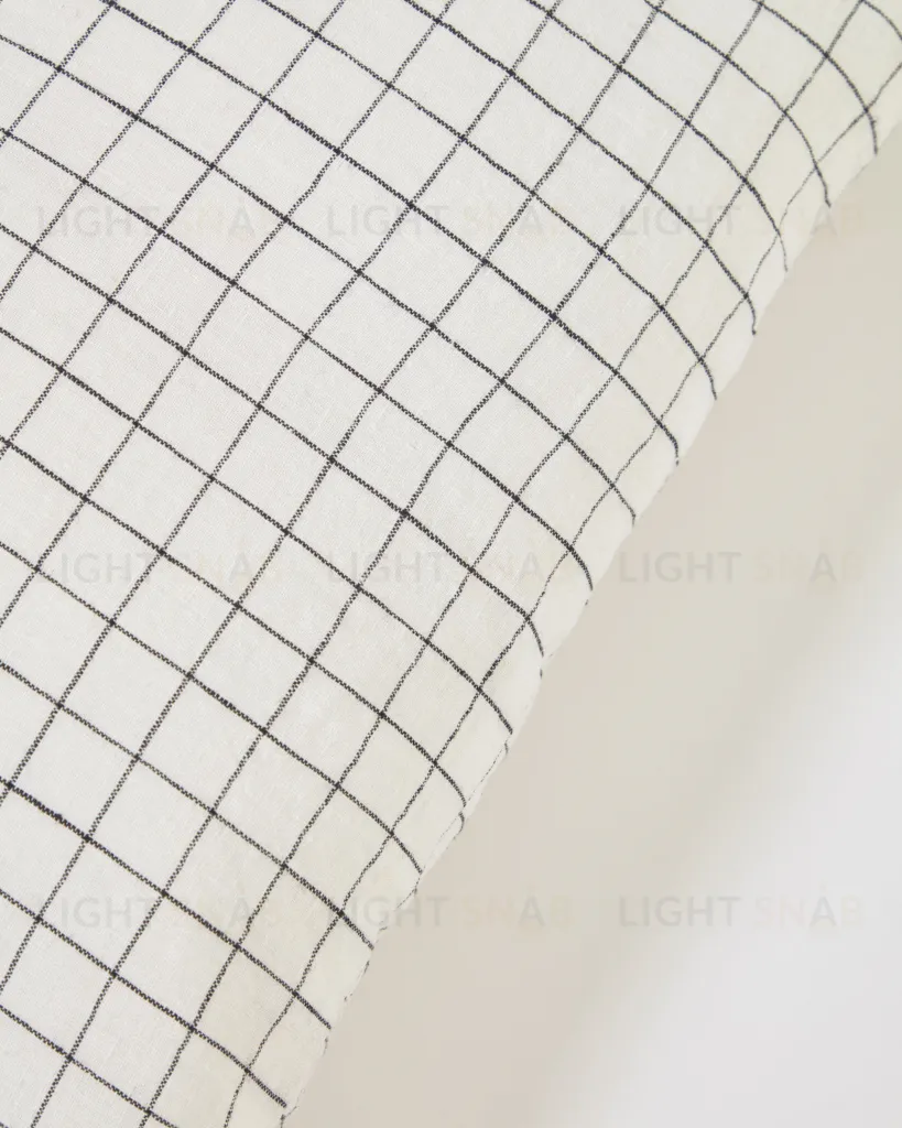 Чехол для подушки Maialen из 100% льна с белыми квадратами и черной сеткой 45 x 45 см 108892