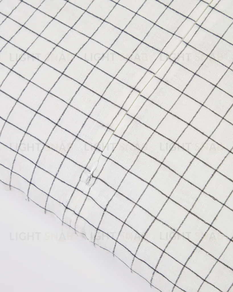 Чехол для подушки Maialen из 100% льна с белыми квадратами и черной сеткой 45 x 45 см 108892