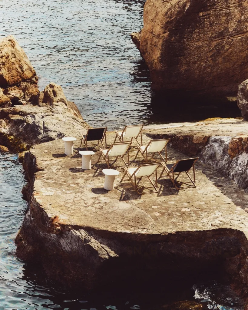 Складное кресло Vilara для улицы из акации и текстиля черного цвета 262387