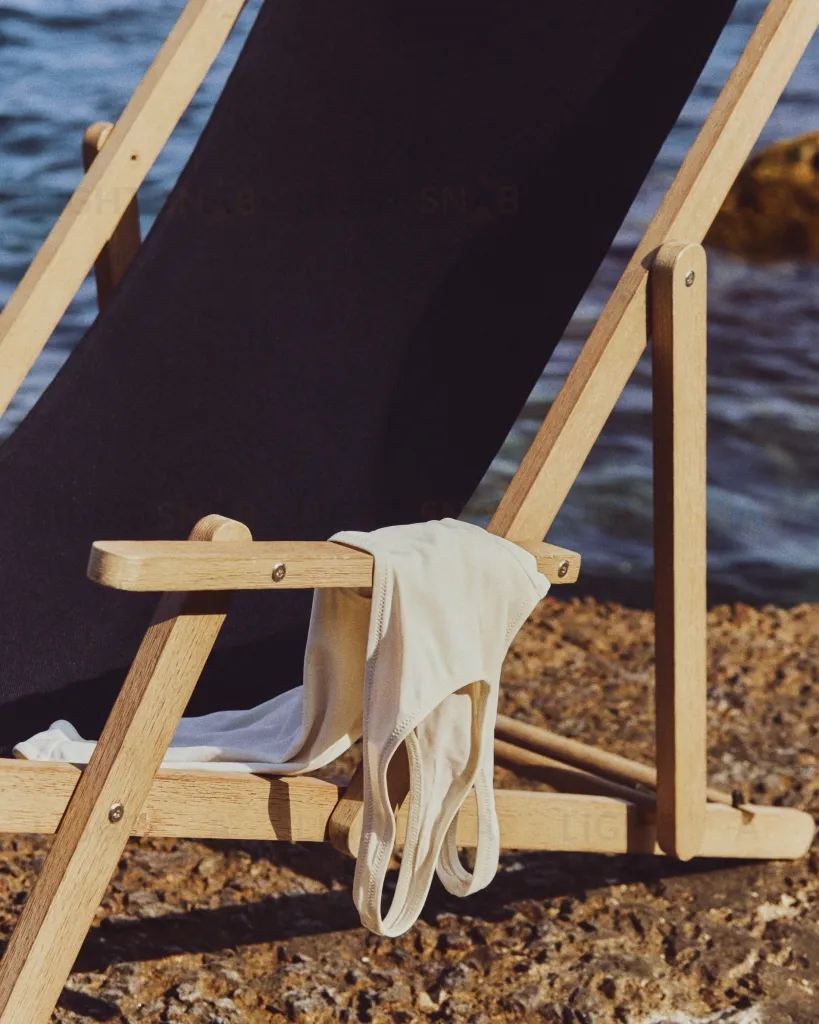 Складное кресло Vilara для улицы из акации и текстиля черного цвета 262387