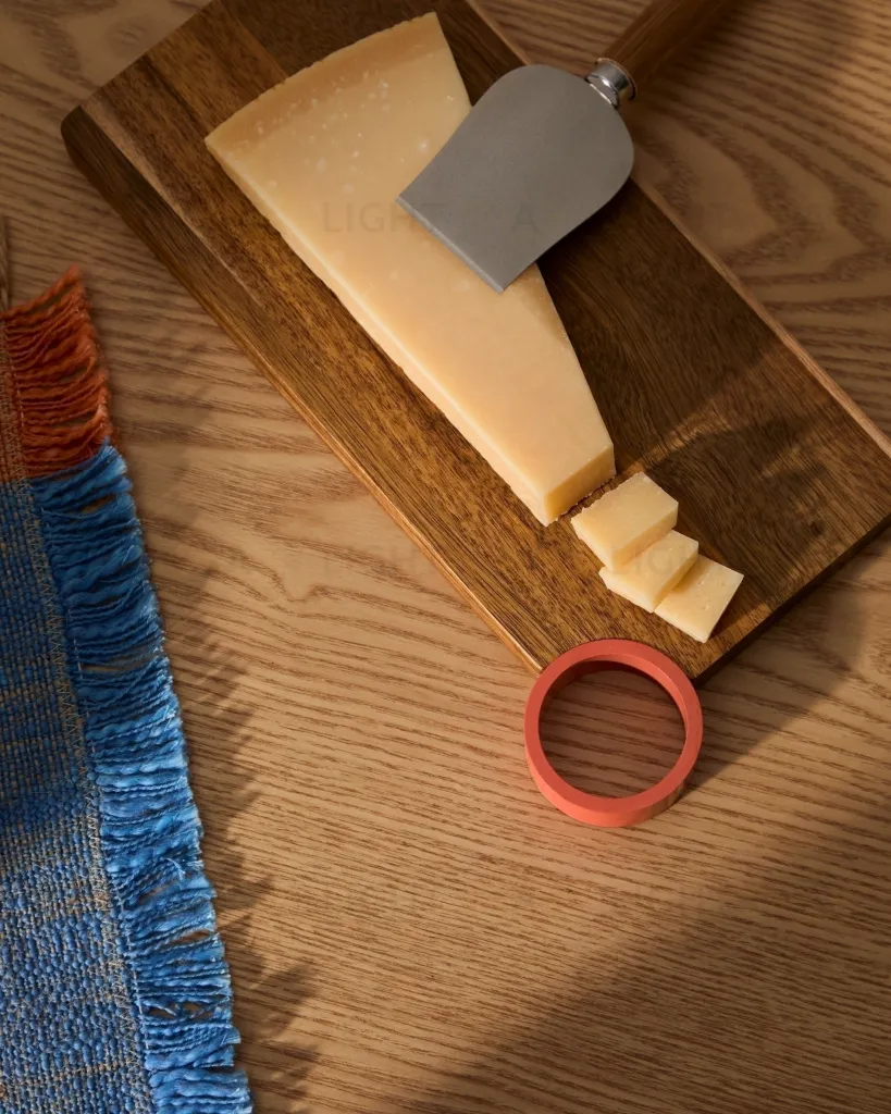 Сервировочная доска Zairin из акации с ручкой из розового металла 254251