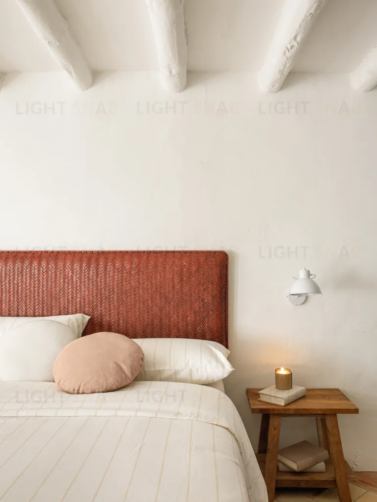 Изголовье кровати Natesa из массива тика и кожи 163 x 60 см 101086