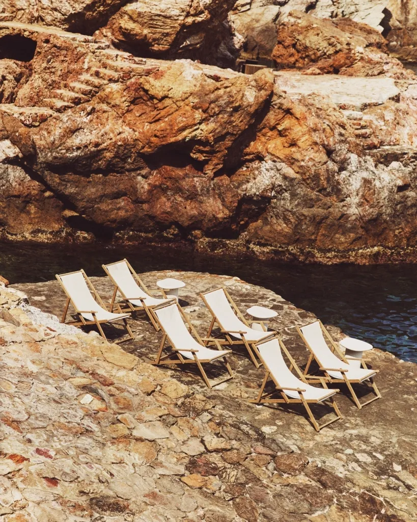 Cкладное кресло Vilara для улицы из акации и текстиля белого цвета 262389