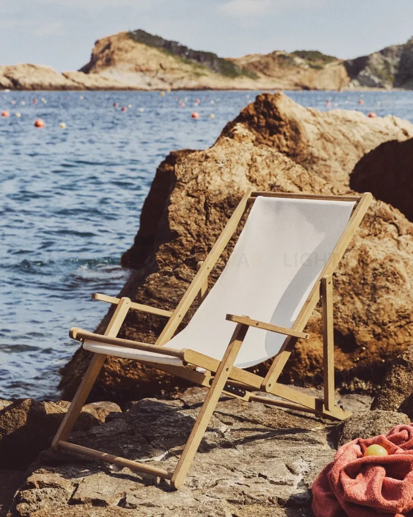 Cкладное кресло Vilara для улицы из акации и текстиля белого цвета 262389