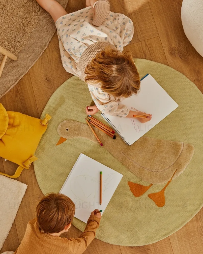 Ковер Milu зеленый хлопок с рисунком гуся Ø 100 см 210396