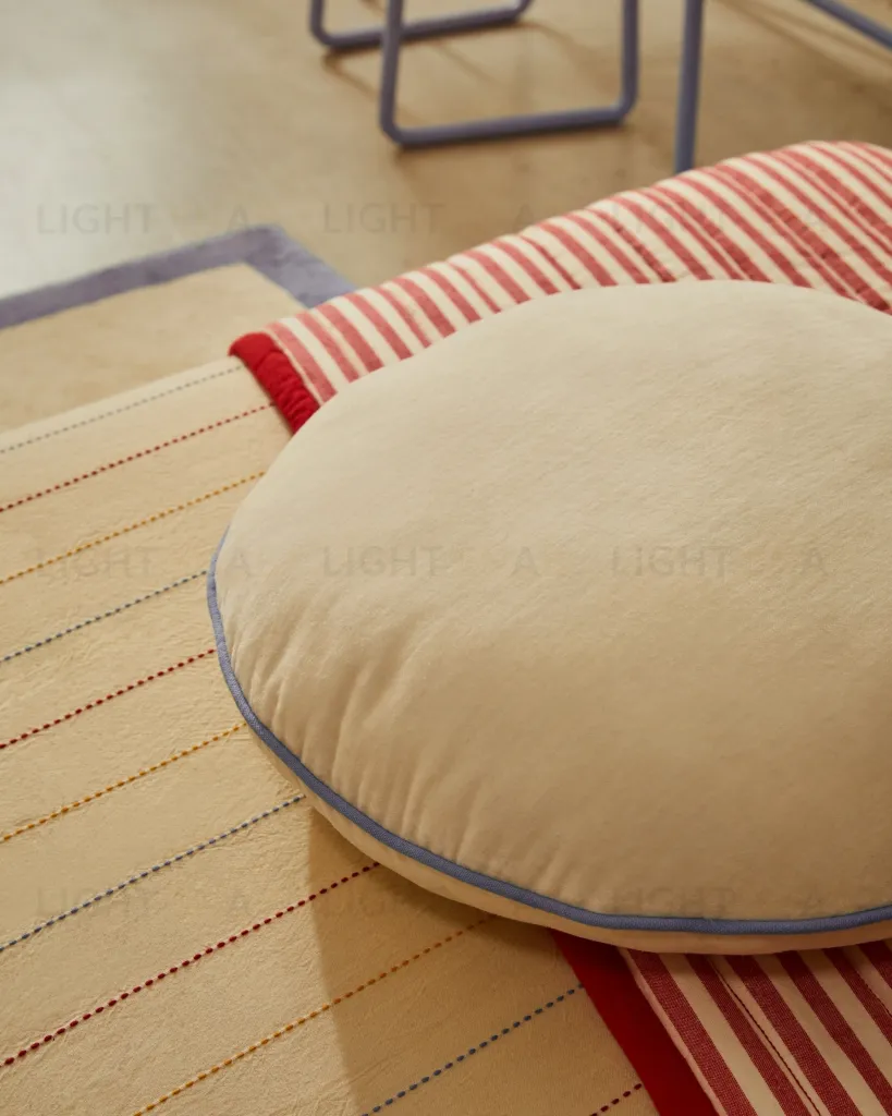 Saya круглая декоративная подушка белая с синей каймой Ø 40 см 210456