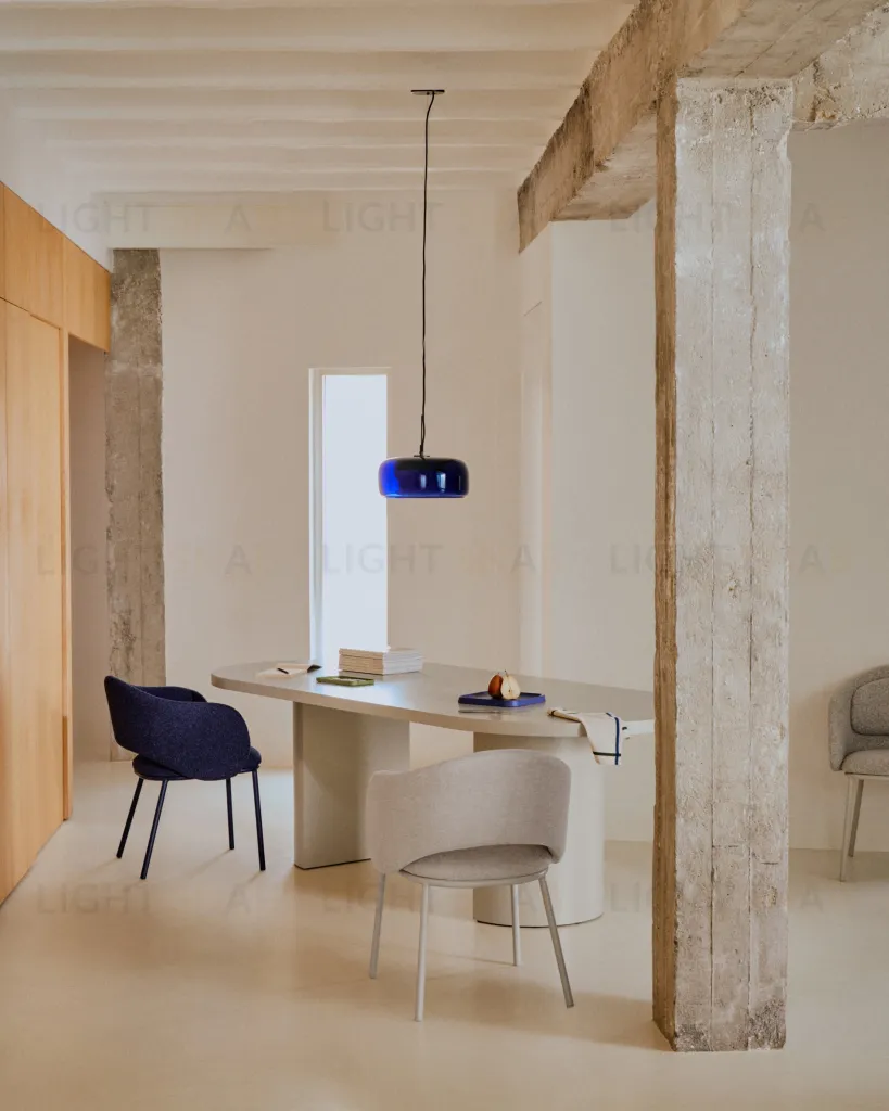 Стул Maina из плотной синей шенилловой ткани и стальными ножками с синей отделкой 209221