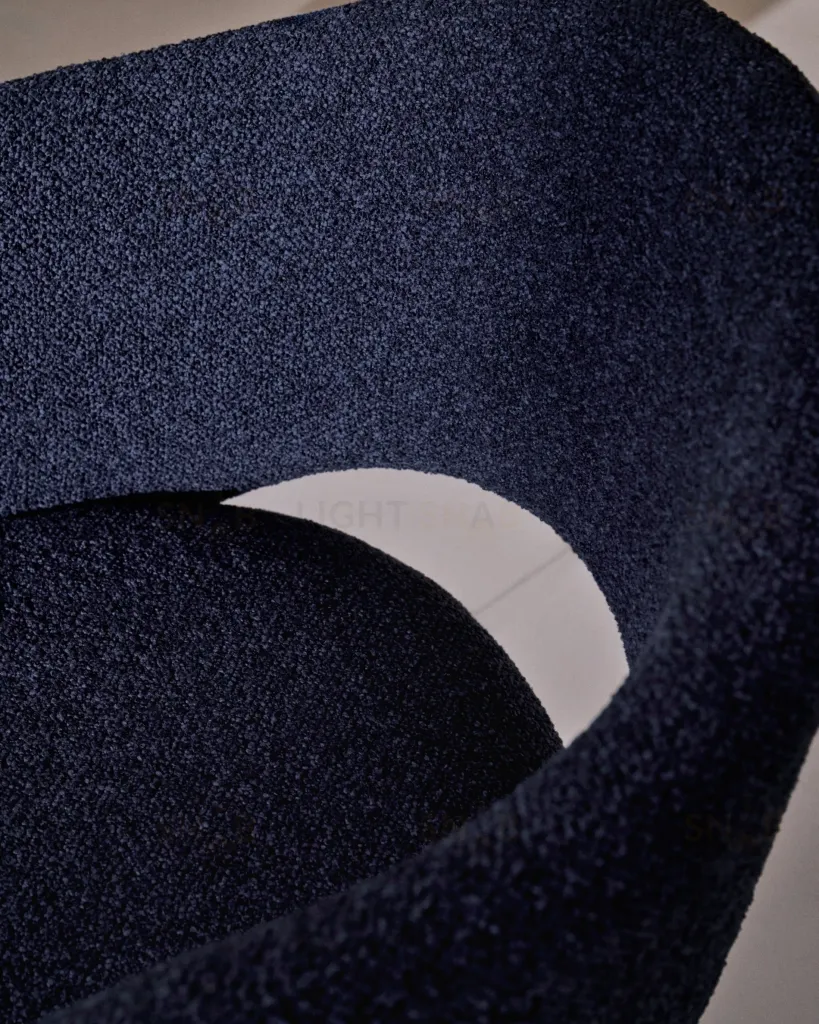 Стул Maina из плотной синей шенилловой ткани и стальными ножками с синей отделкой 209221