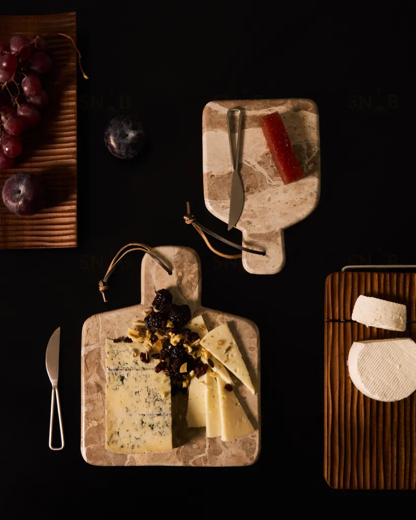 Suka Большая сервировочная доска из бежевого мрамора и нож из металла 191684