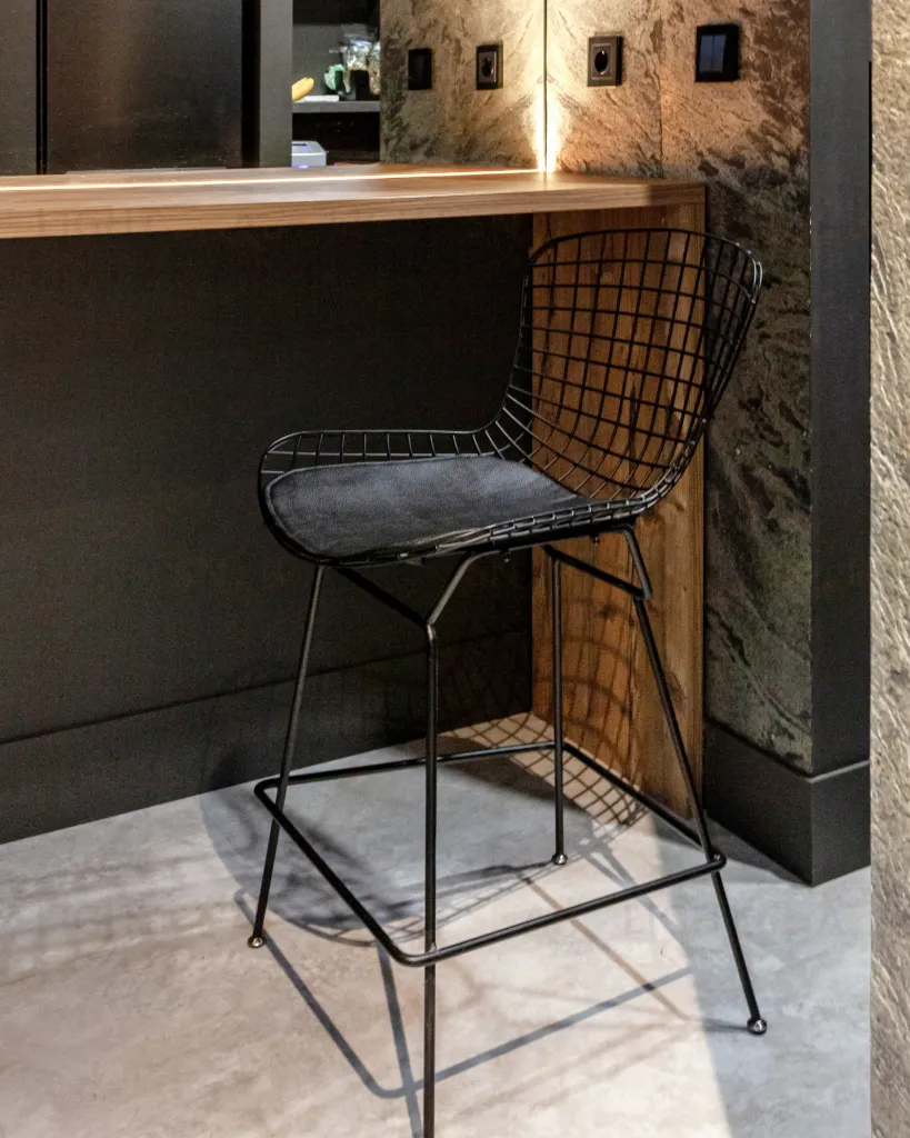 Стул полубарный с низкой спинкой Bertoia черный с черной подушкой УТ000004222