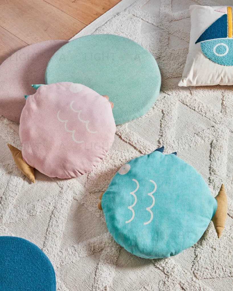 Подушка Delmare из 100% хлопка в форме рыбы розовая Ø 45 см 108303