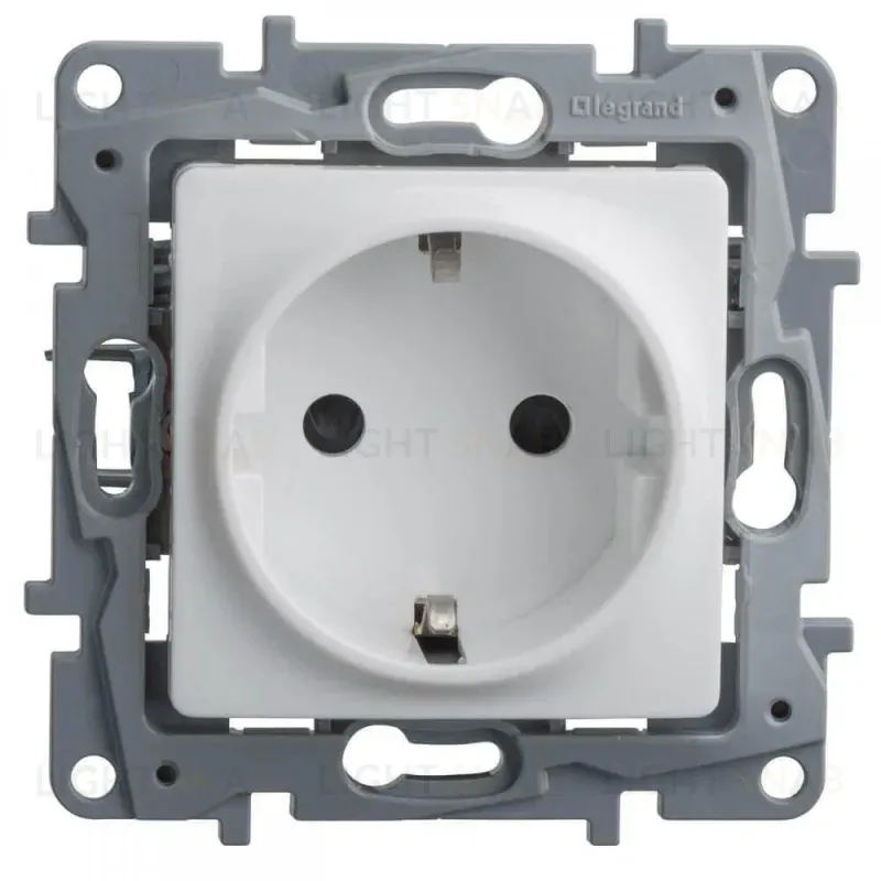Розетка 2К+З Legrand Etika 16A 250V с/з винтовой зажим немецкий стандарт белая 672221 672221