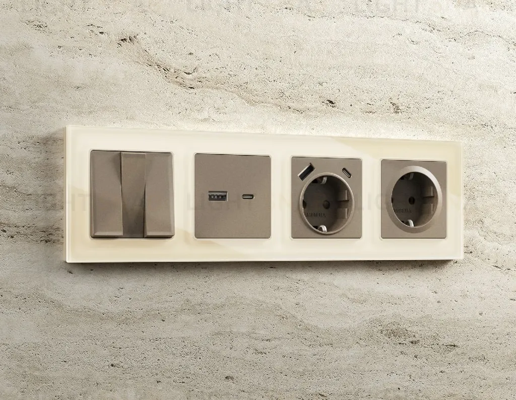Лицевая панель для розетки с/з со шторками 2USB A+C Ambrella Volt Alfa AP6400 AP6400